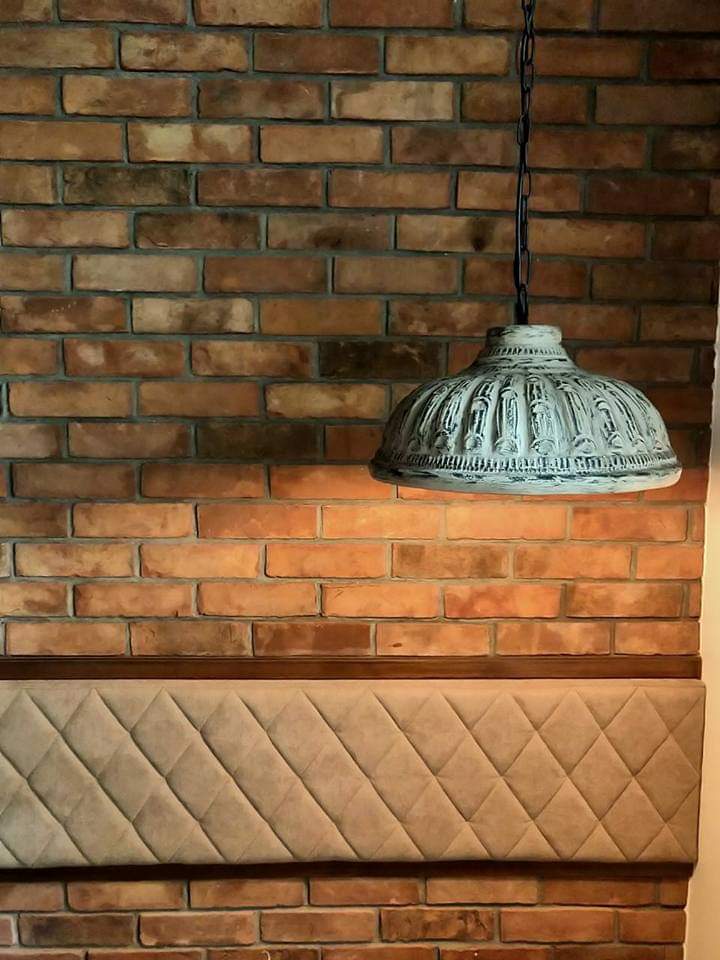 Picture showing a wall with lamp hanging from the roof